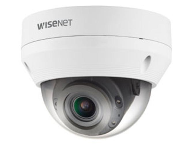 Witte Hanwha Wisenet vandaalbestendige dome beveiligingscamera met varifocale lens voor buiten.