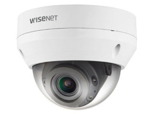 Witte Hanwha Wisenet vandaalbestendige dome beveiligingscamera met varifocale lens voor buiten.
