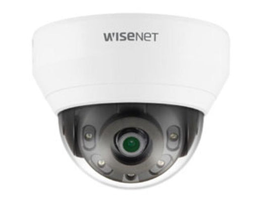 Witte Hanwha QNV-7012R outdoor dome beveiligingscamera met 4MP lens en ingebouwd IR-nachtzicht.