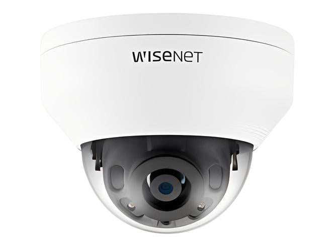 Witte Hanwha Wisenet QNV-8010R outdoor dome beveiligingscamera met 5MP lens en IR-nachtzicht.