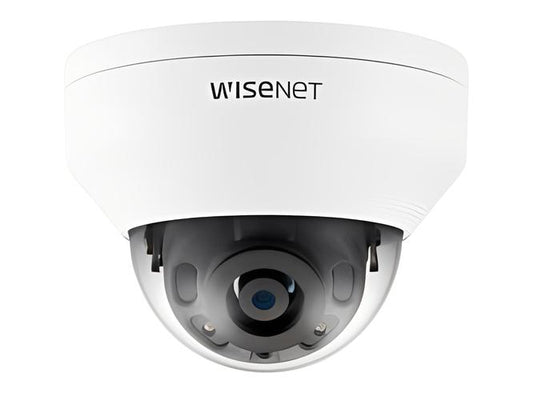 Witte Hanwha Wisenet QNV-8010R outdoor dome beveiligingscamera met 5MP lens en IR-nachtzicht.
