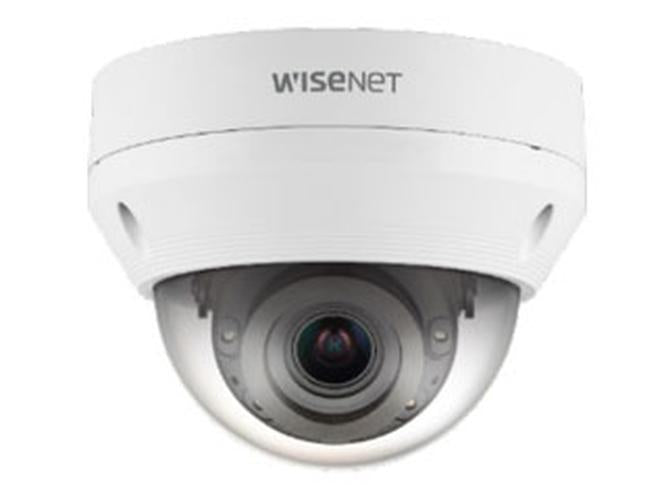Witte Hanwha Wisenet vandaalbestendige dome beveiligingscamera met varifocale lens voor buiten.