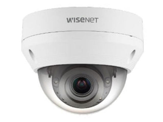 Witte Hanwha Wisenet vandaalbestendige dome beveiligingscamera met varifocale lens voor buiten.