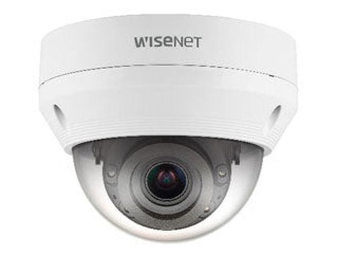 Witte Hanwha Wisenet vandaalbestendige dome beveiligingscamera met varifocale lens en transparante koepel.