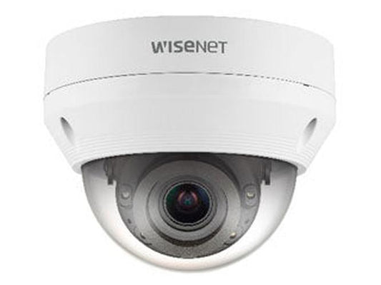 Witte Hanwha Wisenet vandaalbestendige dome beveiligingscamera met varifocale lens en transparante koepel.