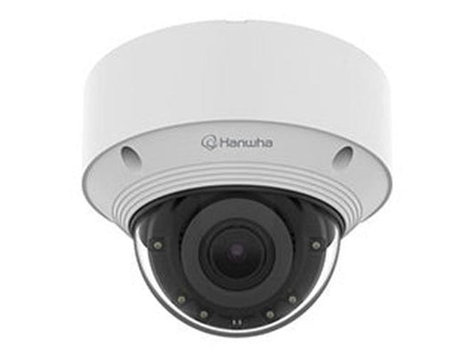 Witte Hanwha QNV-C6083R vandaalbestendige dome beveiligingscamera met varifocale lens voor buiten.