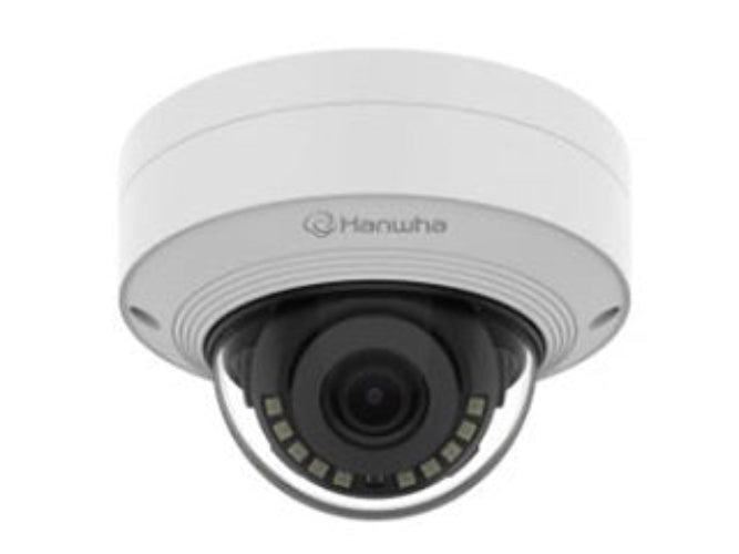 Witte Hanwha QNV-C8011R 5MP outdoor dome beveiligingscamera met zwarte lens en ingebouwd IR-nachtzicht.