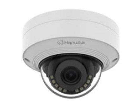 Witte Hanwha QNV-C8011R 5MP outdoor dome beveiligingscamera met zwarte lens en ingebouwd IR-nachtzicht.