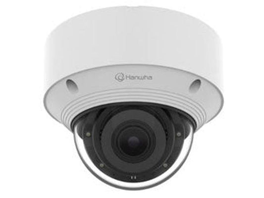 Witte Hanwha QNV-C8083R vandaalbestendige dome beveiligingscamera met varifocale lens voor buiten.
