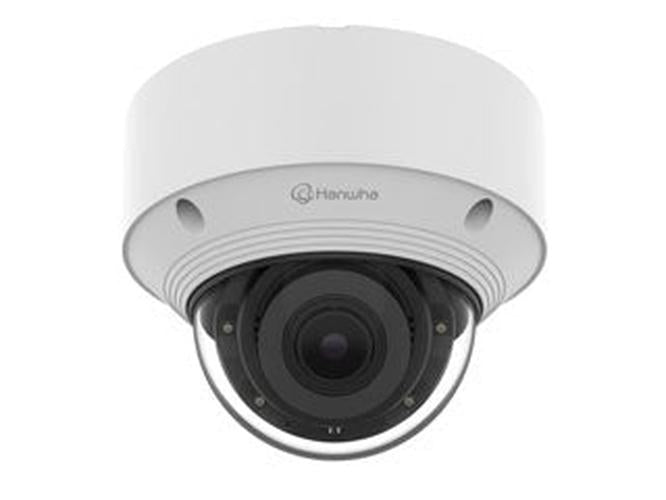 Witte Hanwha QNV-C9083R 8MP 4K vandaalbestendige dome beveiligingscamera met varifocale lens voor buiten.