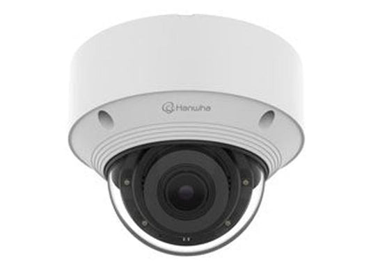 Witte Hanwha QNV-C9083R 8MP 4K vandaalbestendige dome beveiligingscamera met varifocale lens voor buiten.
