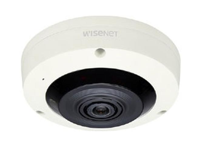 Witte Hanwha Wisenet 6MP fisheye beveiligingscamera met compact rond design voor plafondmontage.