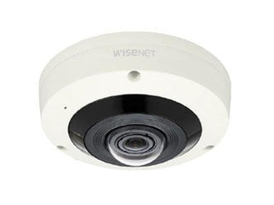 Witte Hanwha Wisenet 6MP outdoor fisheye beveiligingscamera met 360 graden lens en vandaalbestendige behuizing.