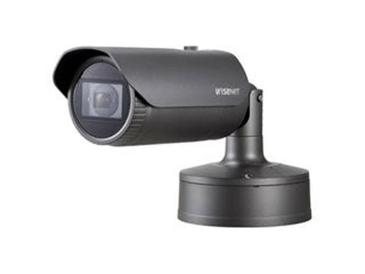 Grijze Hanwha XNO-6080R outdoor bullet beveiligingscamera met varifocale lens en robuuste wandmontagebeugel.