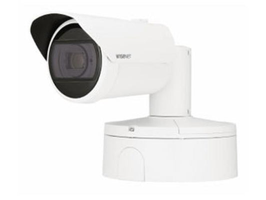 Witte Hanwha XNO-6123R outdoor bullet beveiligingscamera met varifocale lens en zonnekap op een ronde montagevoet.