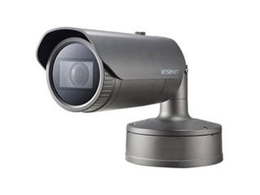 Grijze Hanwha XNO-8080R 5MP outdoor bullet beveiligingscamera met varifocale lens en robuuste behuizing.