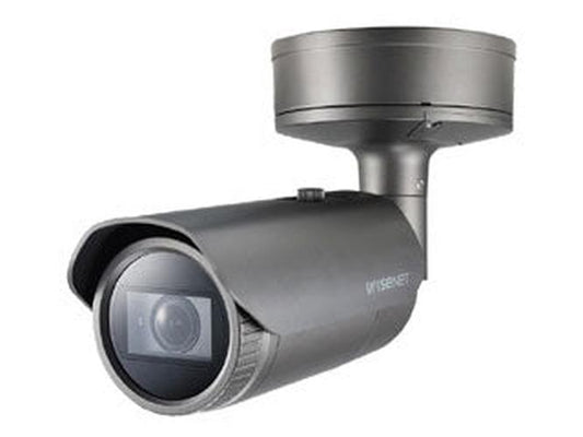 Grijze Hanwha XNO-9082R 4K bullet beveiligingscamera met varifocale lens en muurbeugel voor buiten.