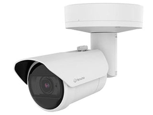 Witte Hanwha XNO-A8084R 5MP outdoor bullet beveiligingscamera met varifocale lens en montagebeugel.