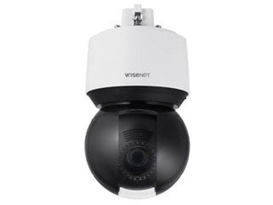 Wisenet XNP-6400 PTZ-beveiligingscamera met witte behuizing en zwarte bolvormige lensmodule voor buiten.