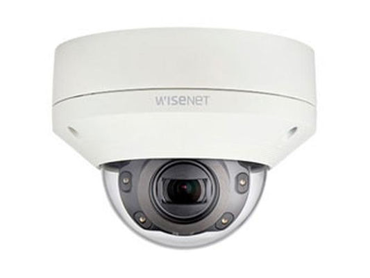 Wisenet XNV-6080R witte outdoor dome beveiligingscamera met varifocale lens en robuuste behuizing.