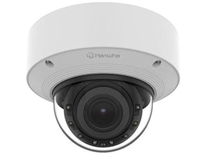 Witte Hanwha XNV-A8084R 5MP outdoor dome beveiligingscamera met varifocale lens en robuuste behuizing.