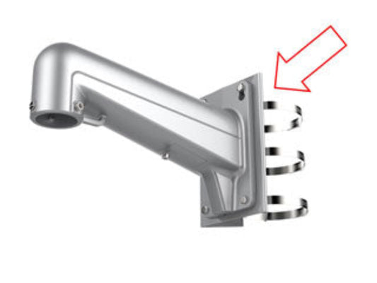 Grijze Hikvision DS-1602ZJ-Pole paalbeugel met metalen montagebanden voor beveiligingscamera's.