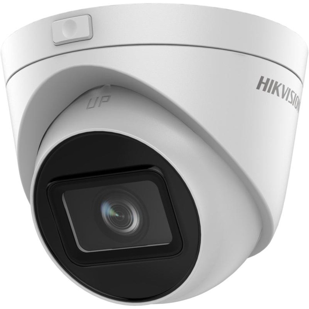 Witte Hikvision 4MP dome beveiligingscamera met varifocale lens en robuuste IP67 behuizing voor buiten.