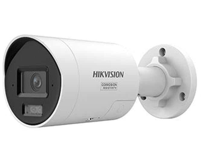 Witte Hikvision 12MP ColorVu bulletcamera met 4mm lens en actieve afschrikking in een corrosiebestendige behuizing.