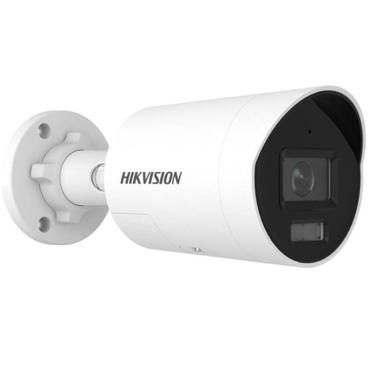 Witte Hikvision ColorVu bullet beveiligingscamera met stroboscooplamp en muurbeugel voor buiten.