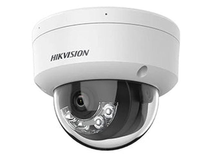 Witte Hikvision 4MP ColorVu dome beveiligingscamera met transparante koepel en actieve afschrikkingsverlichting.