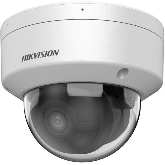 Witte Hikvision 4MP AcuSense dome beveiligingscamera met vandalismebestendige behuizing en heldere lens.