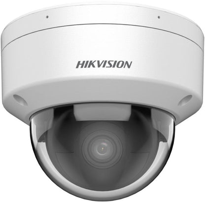 Witte Hikvision 4MP AcuSense dome beveiligingscamera met vandaalbestendige behuizing en heldere lens.