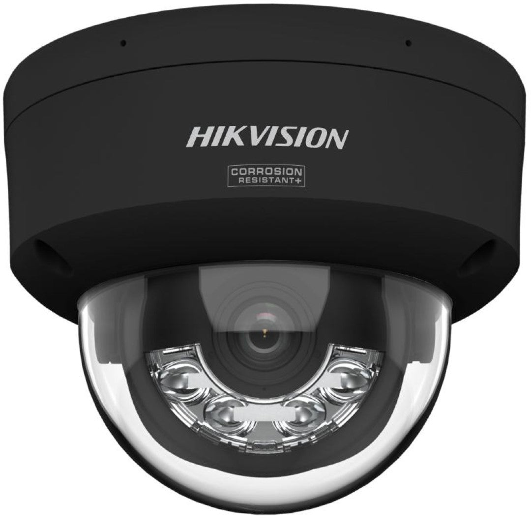 Zwarte Hikvision 8MP ColorVu domecamera met corrosiebestendige behuizing en heldere glazen lenskap.