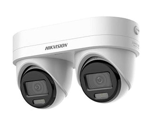 Witte Hikvision 4MP panoramische bullet camera met dubbele lens voor 180 graden beeld en actieve afschrikking.