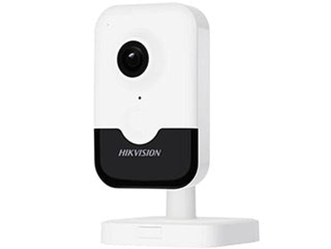 Witte Hikvision 4MP AcuSense cube beveiligingscamera met zwarte lensmodule en verstelbare voet voor binnen.