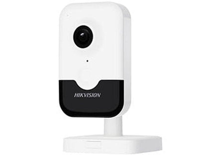 Witte Hikvision 4MP AcuSense cube beveiligingscamera met zwarte lensmodule en verstelbare voet voor binnen.