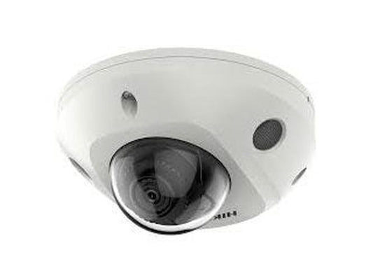 Witte Hikvision AcuSense WiFi dome beveiligingscamera met 2.8mm lens en vandalismebestendige behuizing.