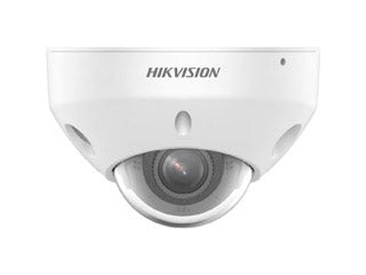 Witte Hikvision 4MP AcuSense dome beveiligingscamera met compact design en heldere lens voor actieve bewaking.