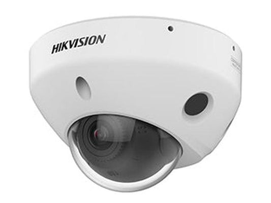 Witte Hikvision AcuSense mini dome camera met 4MP lens en robuuste behuizing voor professionele beveiliging.