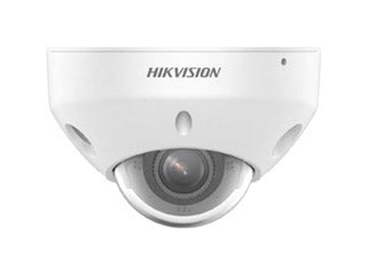 Witte Hikvision 8MP ColorVu mini dome camera met 2.8mm lens en actieve afschrikkingsfunctie voor buitenbeveiliging.