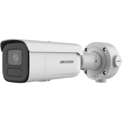 Witte Hikvision 4MP bullet IP-camera met varifocale lens en actieve afschrikking voor buitenmontage.