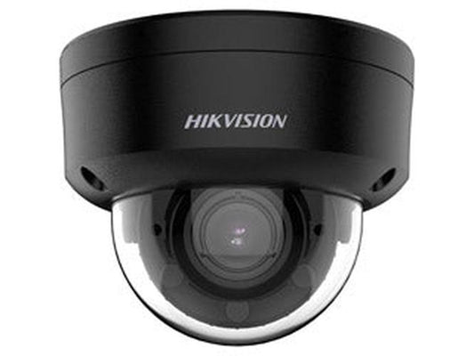 Zwarte Hikvision 4MP AcuSense domecamera met varifocale lens in een robuuste, weerbestendige behuizing.