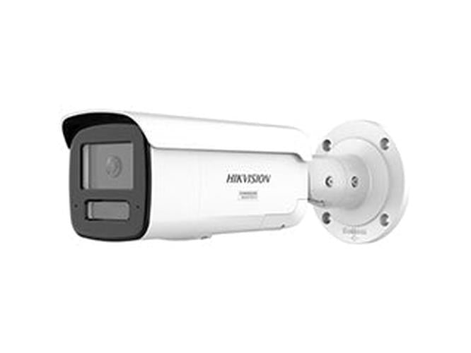 Witte Hikvision ColorVu bullet camera met actieve afschrikking en muurbeugel voor 24/7 kleurbeelden.