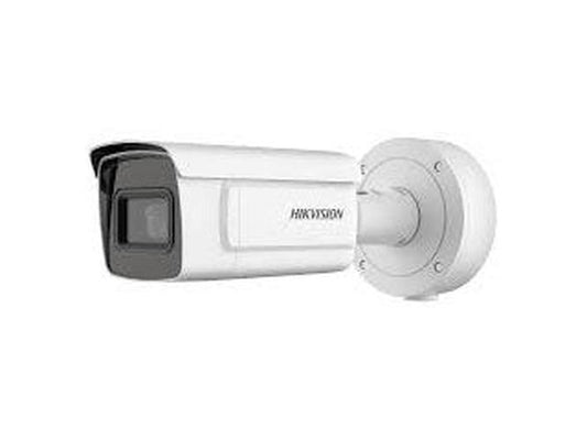 Witte Hikvision DS-2CD3A26G2T-IZS 4MP bullet camera met varifocale lens en ronde muurbeugel voor buitenbeveiliging.