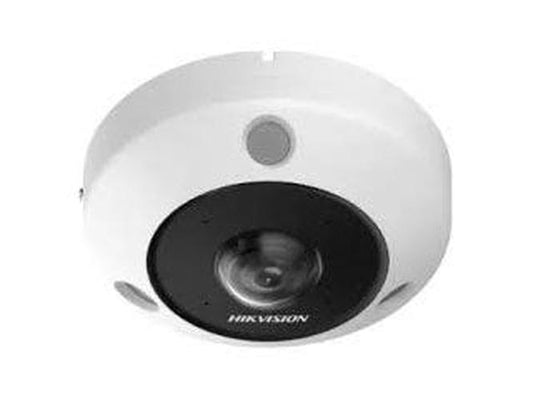Witte Hikvision 12MP 4K fisheye dome IP-camera met zwarte lensmodule voor panoramische 180 graden videobewaking.