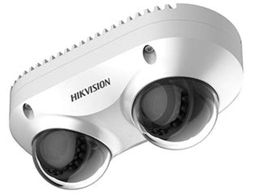 Witte Hikvision DS-2CD6D42G2-IS dual-lens beveiligingscamera met twee koepelvormige lenzen voor buiten.