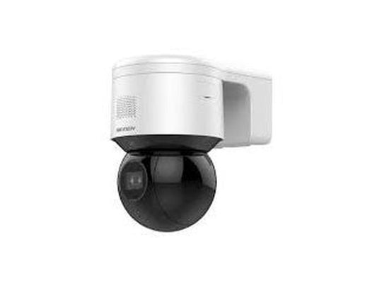 Witte Hikvision 4MP PTZ speed dome camera met zwarte bolvormige lens en wandbevestiging.