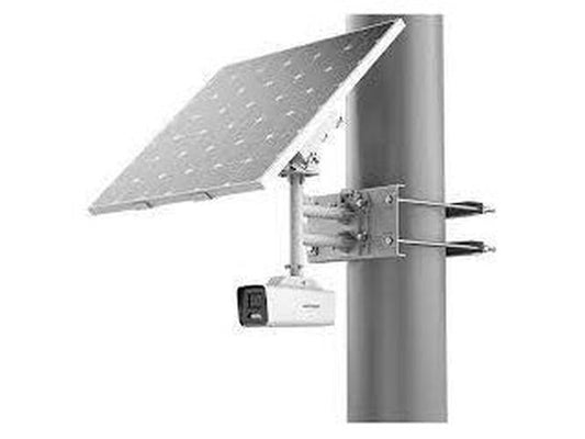 Hikvision 8MP ColorVu 4G bullet camera met 80W zonnepaneel gemonteerd op een grijze mast voor zelfvoorzienende bewaking.