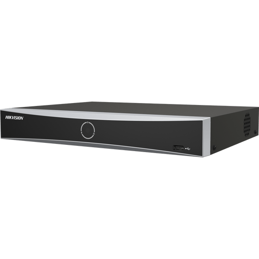 Zwarte Hikvision 4-kanaals AcuSense NVR met zilverkleurige rand en USB-poort aan de voorzijde.