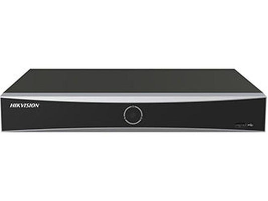 Zwarte Hikvision 8-kanaals AcuSense Vpro NVR met strak design en USB-poort aan de voorzijde.
